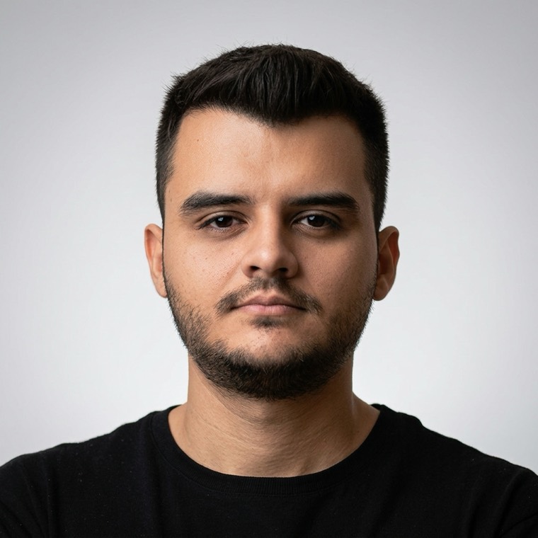 Retrato de Gustavo Coelho, gestor de Google Ads para indústrias